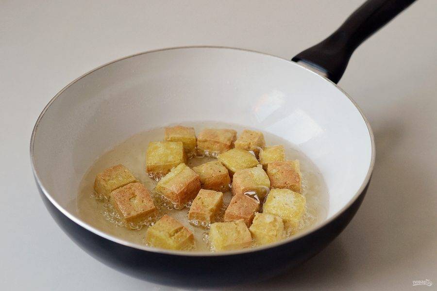 Разогрейте сковороду с маслом на среднем огне. Обжарьте тофу в масле до золотистой корочки. Затем выложите тофу на бумажное полотенце.