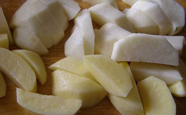 1. Чистим картофель и нарезаем крупными дольками.