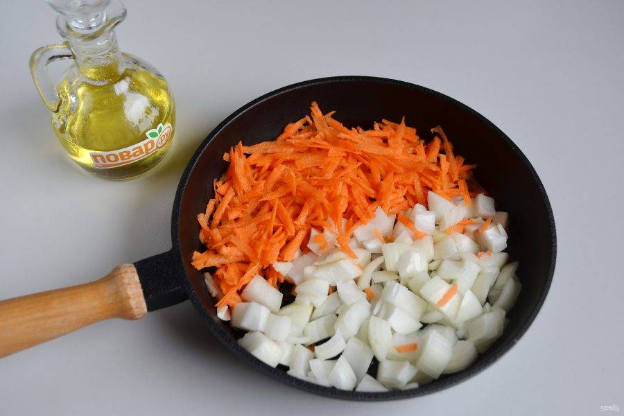 2. Лук порежьте кубиками, морковь натрите на крупной терке. Обжарьте овощи до полуготовности на ложке растительного масла, посолите по вкусу.