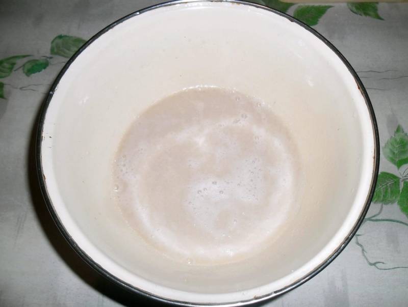В миску наливаем пол стакан теплой воды, добавляем соль и дрожжи. 