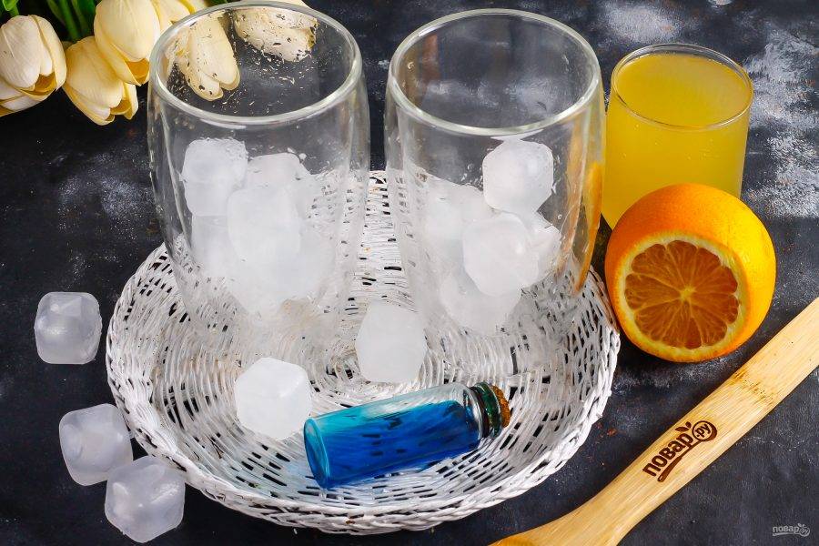 Подготовьте высокие стаканы для коктейля, выложите в них кубики льда.
