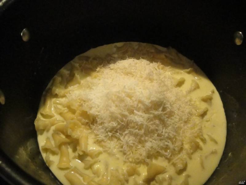 Добавьте соус из сливок и желтков. Кстати, можете добавить тертый сыр отдельно. Перемешайте, чтобы соус нагрелся, но не свернулись яйца, он должен слегка загустеть. 