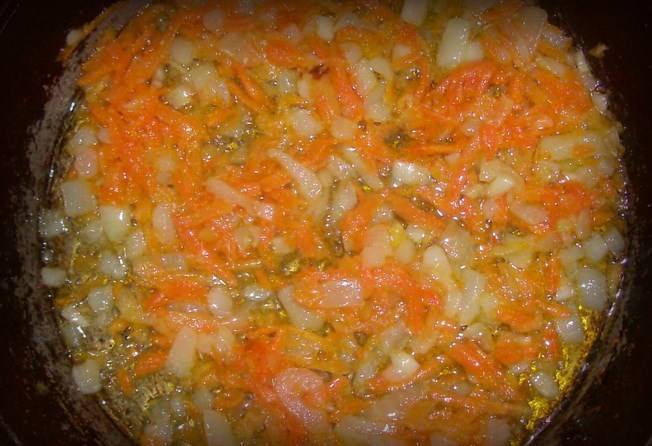 Порежьте мелко лук, морковку натрите на терке. Обжарьте в масле до золотистого цвета. 