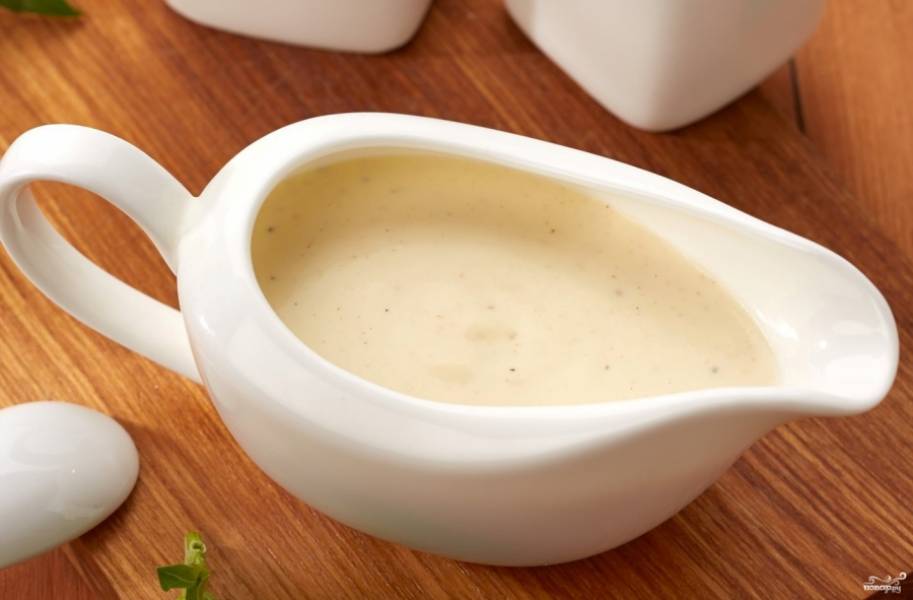 8. Переливаем готовый соус в специальную соусницу, подаем его к столу. Таким соусом можно поливать мясные блюда, а лучше всего — любые блюда из макаронных изделий. Собственно, для них соус "Горгонзола" и был "изобретен".