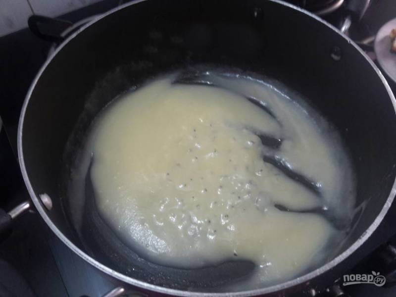 5. Растопите сливочное масло и молоко в глубокой кастрюле. Добавьте крахмал и размешайте, разбивая комки.