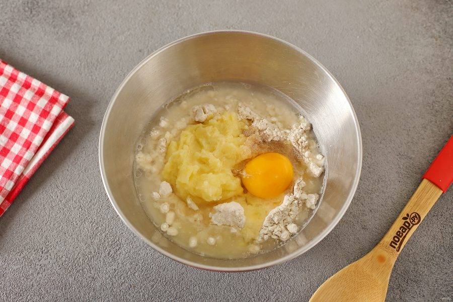 Соедините муку, теплое картофельное пюре, дрожжи, сахар, соль, яйцо и масло.
