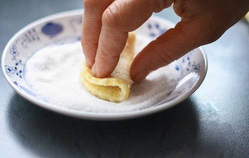 4. Теперь снова нужно окунуть тесто с одной стороны в мисочку с сахаром. 