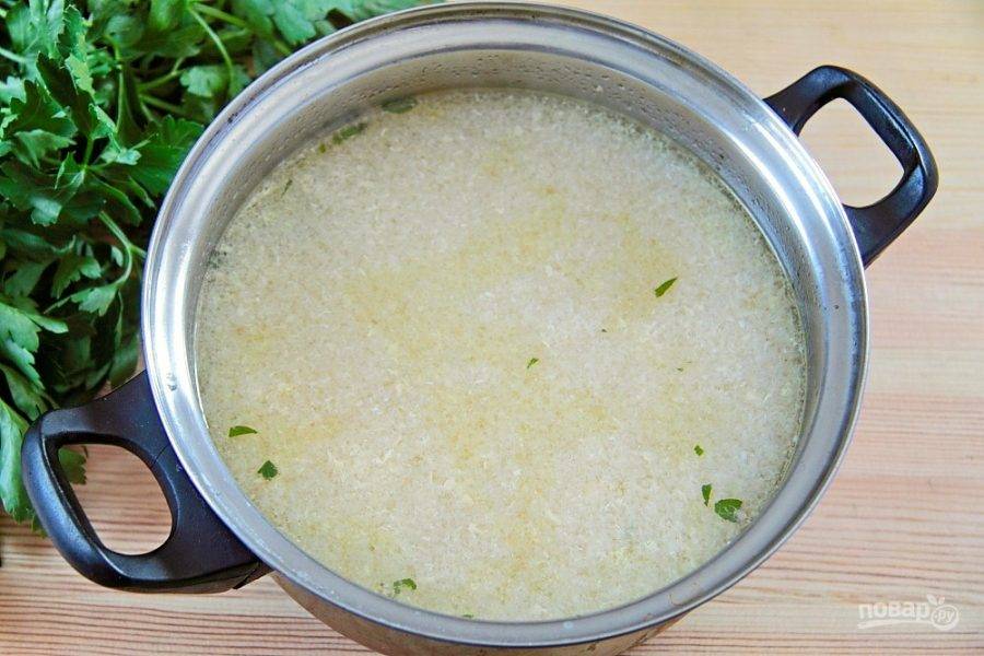 Влейте желтки в суп и, не доводя его до кипения, прогрейте пару минут.