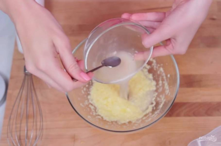 1. Приготовьте тесто: дрожжи разведите в теплой водой. Яйцо взбейте миксером и разделите его на две части. В одну половину яйца добавьте сливочное масло, дрожжи и взбейте миксером. 