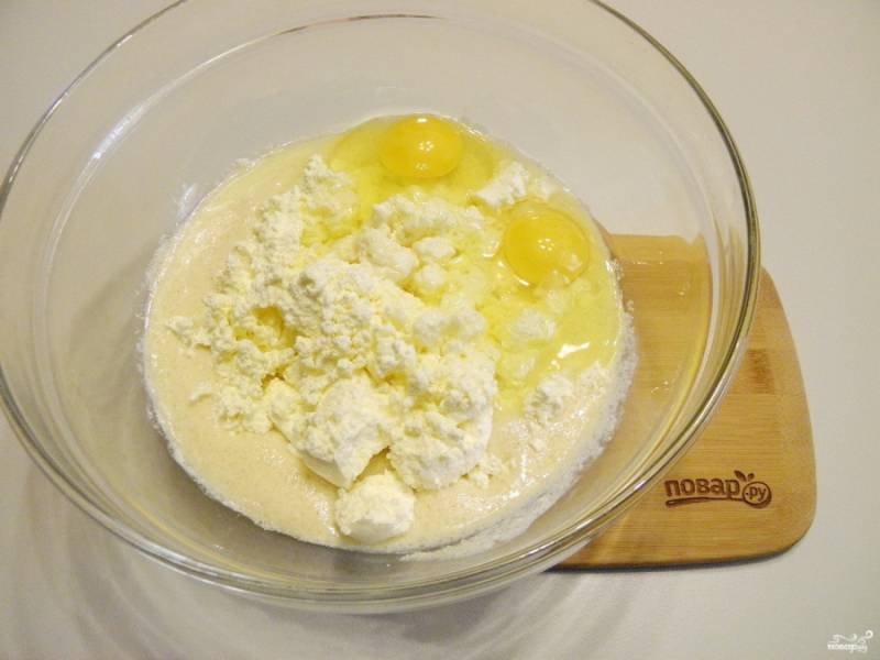 Введите в тесто творог и яйца. Очень тщательно перемешайте вилочкой тесто, чтобы не было комочков.