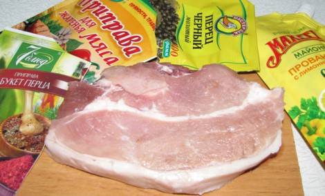 1. Для разнообразия, свинину можно готовить в духовке. Более того, способов ее приготовления существует бесчисленное количество. Итак, нарезаем мясо кусками средней толщины.