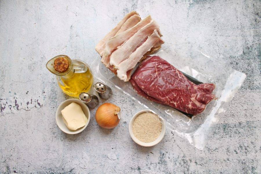 Подготовьте все необходимые ингредиенты для приготовления котлет из мраморной говядины.