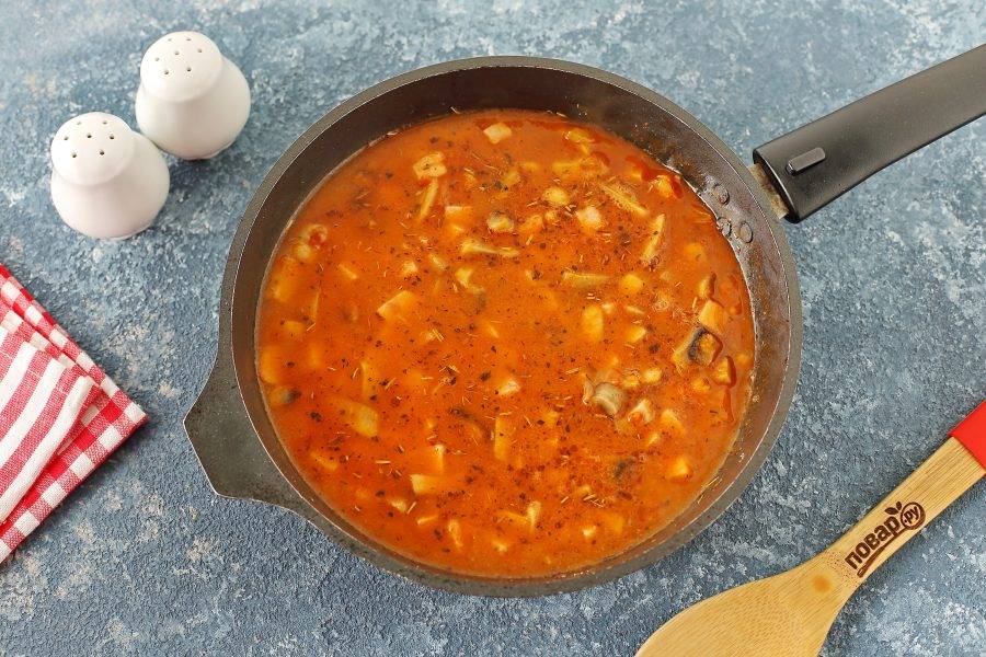 Тонкой струйкой влейте горячую воду и доведите соус до кипения. Отрегулируйте на соль.