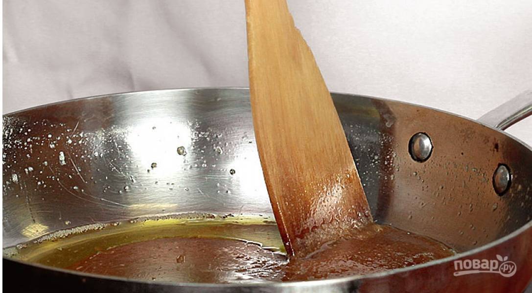 Для соуса в сковороде растопите масло и сахар, периодически помешивая. Огонь увеличьте и дайте смеси покипеть, пока сахар не начнет темнеть.