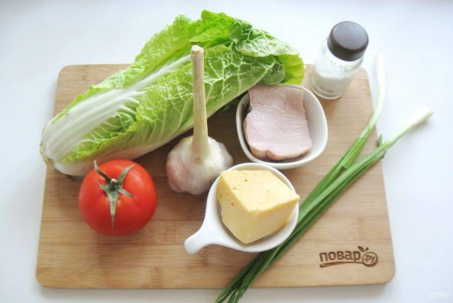 Подготовьте ингредиенты для салата.