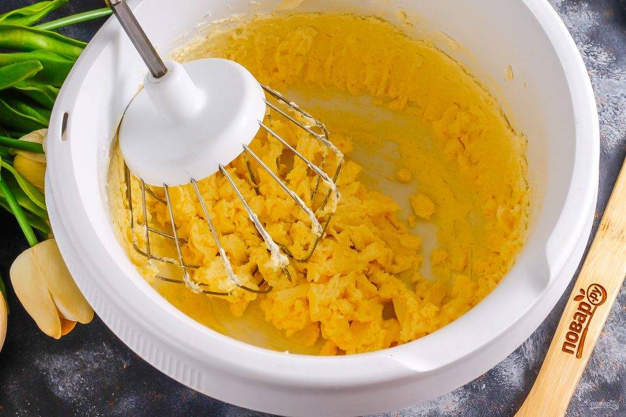 Сливочное масло взбейте в чаше кухонного комбайна с сахарной пудрой.
