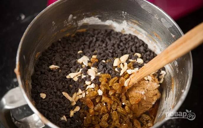 В самом конце добавьте в тесто шоколад, отжатый от жидкости изюм и порубленные орешки.