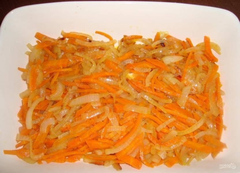 3.	На дно формы для выпекания перекладываю обжаренные морковь и лук.