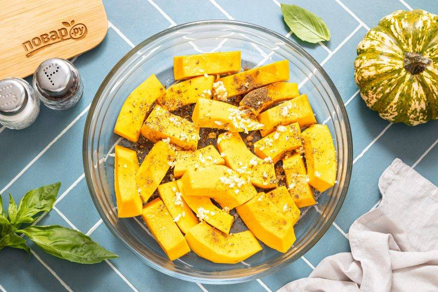 Добавьте соль, сушеные итальянские травы и черный молотый перец.