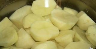 2. Ставим картофель вариться. После закипания добавляем соль.
