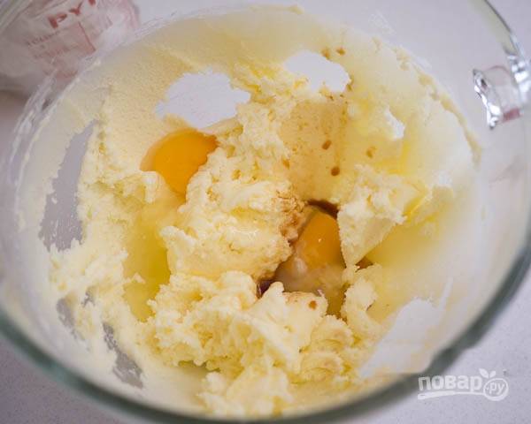 1. В глубокой миске смешайте сахар и масло с помощью миксера. Вбейте яйца и добавьте ванилин. Взбейте смесь.