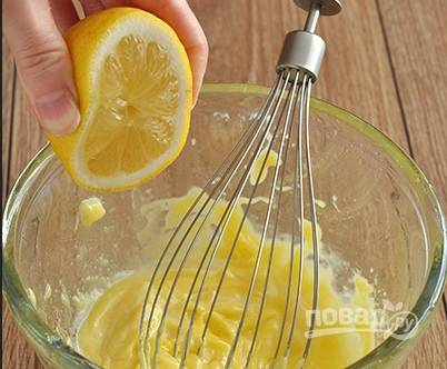 3. Лимонный сок добавим в конце, потому что нужно ориентироваться на свой вкус: кто-то любит более сладкую, кто-то же предпочитает кислую версию этого соуса. 