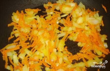 Нагреваем сковороду с растительным маслом, выкладываем подготовленные лук и морковь. Обжариваем минут 5.
