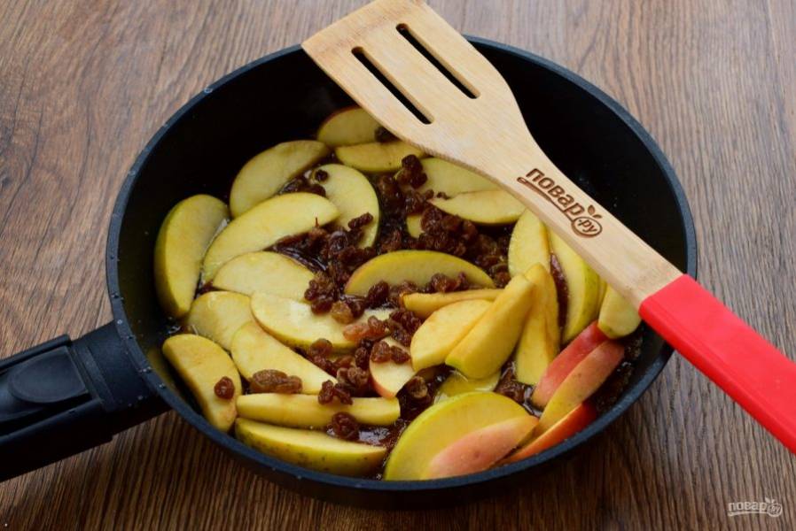 10. Добавьте изюм, дольки яблок и апельсиновую цедру, готовьте до мягкости яблок.
