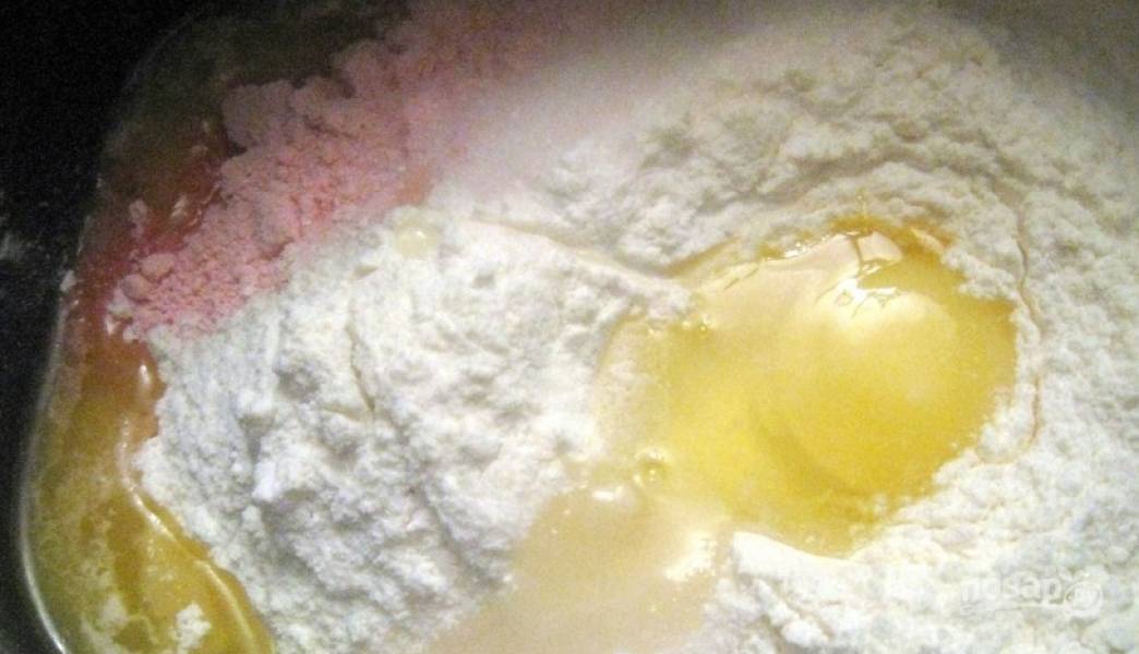 1. Для начала, разумеется, приготовим тесто. Смешаем все сухие ингредиенты: муку, кисель из пакетика, сахар и разрыхлитель. Дальше — растопленный маргарин и яйцо. 