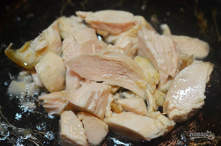1. Курицу нарежьте кусочками и обжарьте на сковороде с добавлением масла.