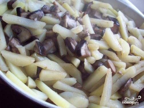 Отправляем картошку на сковороду к грибам и тушим минут 10-15. Можно накрыть крышкой.