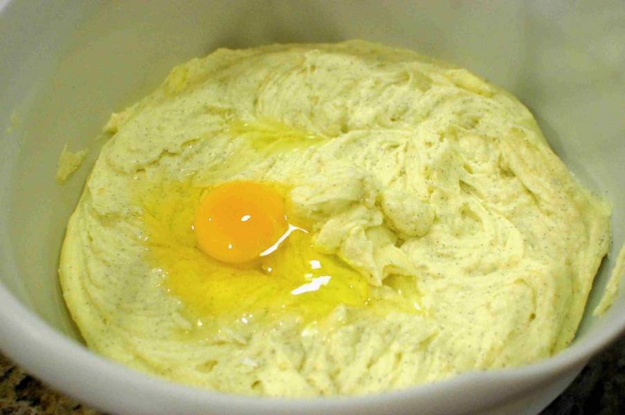 Поочередно вводим яйца, хорошенько перемешиваем массу.