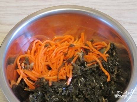 3.	Аккуратно отожмите корейскую морковь от ненужной жидкости. Слейте лишний маринад из корейской моркови. Соедините и перемешайте между собой продукты.