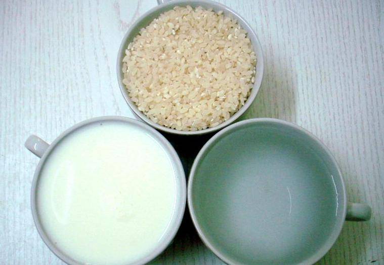 Для начала нам необходимо приготовить рисовую кашу, которая будет составлять основу запеканки. Для этого нам понадобится молоко, вода и рис. 