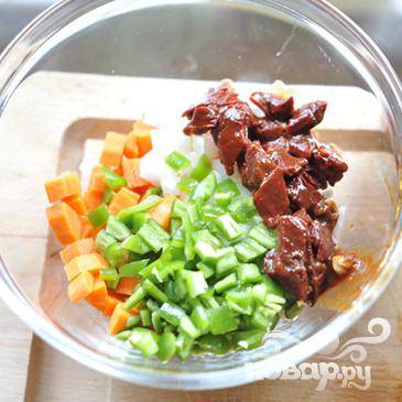 Объедините в ёмкости Chipotle перцы, морковь, нарезанный кубиками лук и перцы.