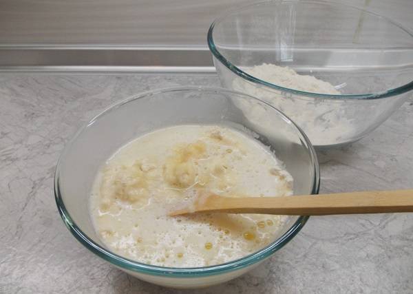 3. Просеять муку с солью и отделить примерно треть. Выложить в нее кипящее масло и начать активно перемешивать, чтобы заварить тесто. 