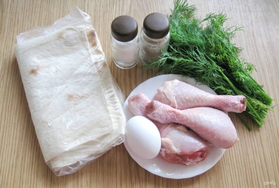 Для приготовления этого блюда потребуется: любые части курицы, лаваш армянский, вода, яйцо куриное, укроп, соль и перец.