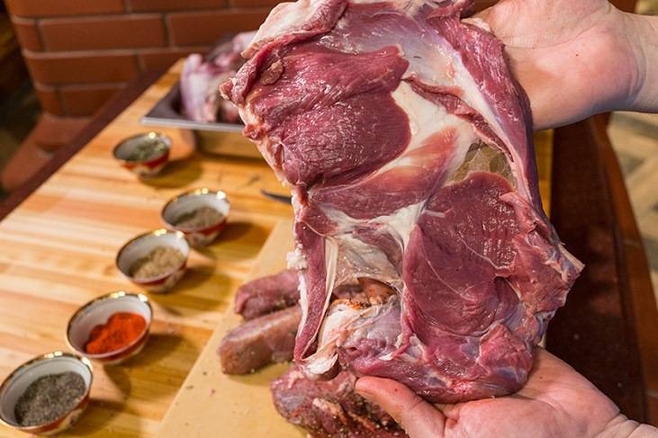 Для оболочки мясного рулета вам понадобится баранья мякоть, срезанная с боков. Ей будет удобно оборачивать начинку. Мясо с бараньей ноги и телятину порежьте крупными кусками. 
