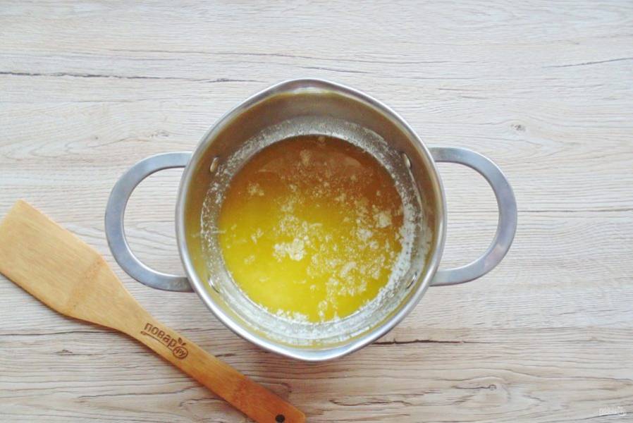Поставьте кастрюлю на плиту и подогрейте масло с мёдом до растворения, перемешайте.