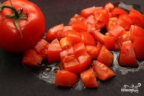 2. Помидоры вымойте, обсушите и нарежьте небольшими кубиками. Для салата выбирайте помидоры спелые, красные, мясистые.