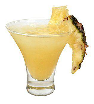 1.	Предварительно заморозьте ананасовый сок, чтобы напиток имел приятную текстуру и температуру. Если же у вас нет на это времени, используйте сильно охлажденный сок.