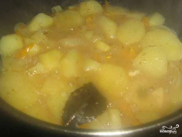 Обжарить картофель с перцем и добавить воды, чтоб она покрыла блюдо полностью.