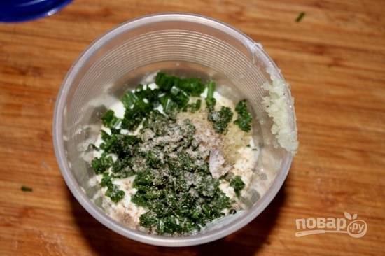 Готовим соус для салата. Смешаем майонез с йогуртом, добавим измельченные чеснок и зеленый лук, соль и перец.