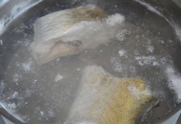 1. Для начала нужно заняться продуктами, которые требуют варки. Картофель вымыть и отправить вариться до мягкости, яйца - вкрутую. Рыбу вымыть и отправить в слегка подсоленную воду минут на 15. 