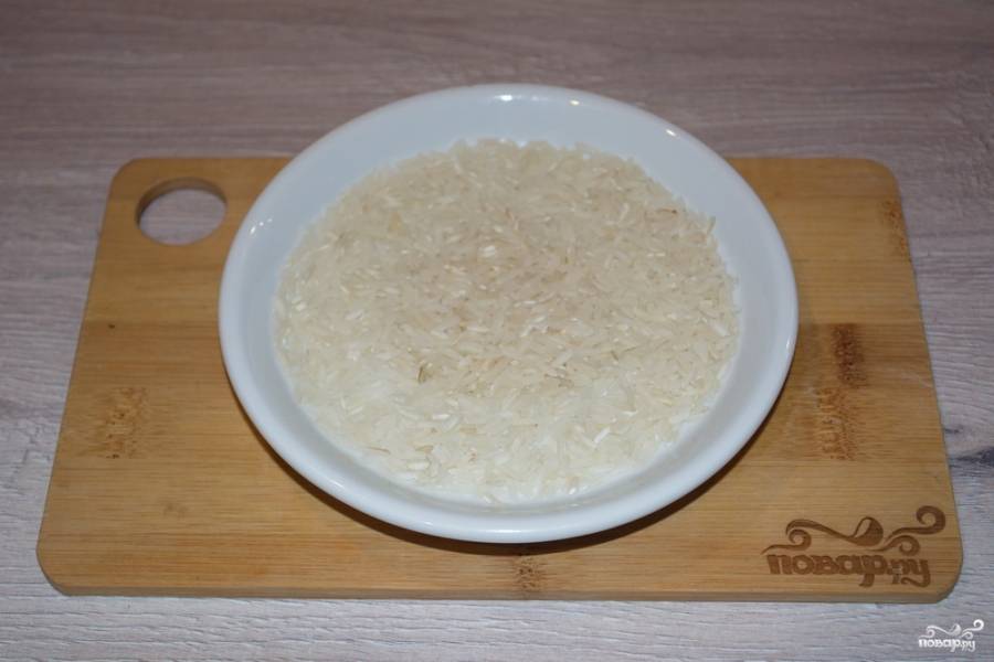 В бульон с кипящим картофелем добавьте промытый рис. У меня кастрюля на 2,8 л. Мне хватило 3 ст. ложек сырого риса. Если вы любите суп более густой, кладите больше.