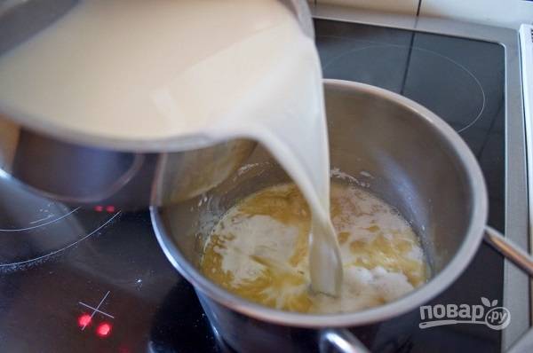 4. Влейте тонкой струйкой молоко, добавьте соль и мускатный орех. Проварите соус, помешивая, до загустения. 