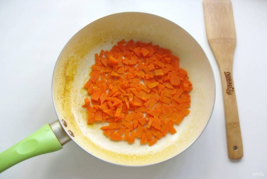 Морковь тоже обжарьте на подсолнечном масле.