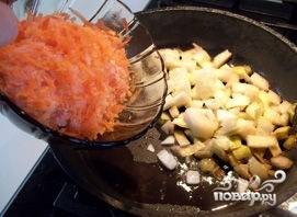 1. Очистите лук и нарежьте небольшими кусочками. Помойте морковь. Очистите и натрите ее на крупной терке. Нагрейте сковородку с постным маслом. Выложите в нее лук. Когда лук станет прозрачным, положите в сковородку тертую морковь. 