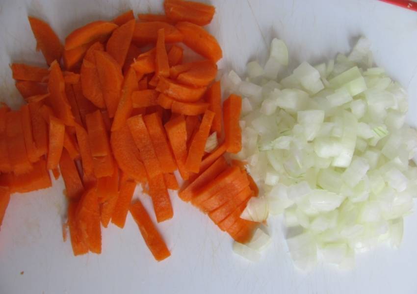 2. Лук и морковь измельчаем и тоже кладем в бульон.