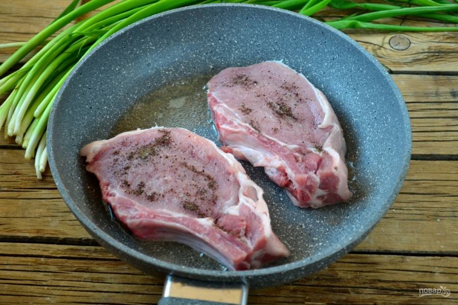 За это время хорошенько прогрейте сковороду с небольшими количеством масла. Выложите на него мясо. Очень важно выкладывать мясо именно на горячую сковороду, тогда сразу образуется корочка, которая не даст мясу потерять сок.